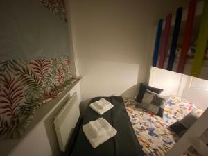 um pequeno quarto com uma cama e um quadro em Apartman Jin em Divčibare