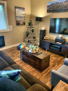 Χώρος καθιστικού στο Licensed 2-Bedroom Suite Eco-Friendly Solar Home