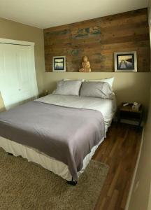 Ένα ή περισσότερα κρεβάτια σε δωμάτιο στο Licensed 2-Bedroom Suite Eco-Friendly Solar Home