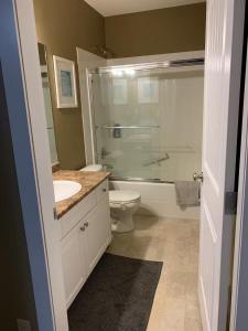 Ένα μπάνιο στο Licensed 2-Bedroom Suite Eco-Friendly Solar Home
