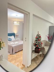 ein Zimmer mit einem Weihnachtsbaum auf einem Tisch in der Unterkunft Atmosfera Sibiu in Sibiu