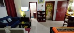 阿比让Agreable Studio Meuble的客厅里有一张蓝色的沙发和一张桌子