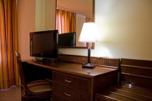 A television and/or entertainment centre at Hotel Perales