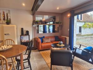 a living room with a couch and a table at L'Atelier du Canton proche Châteaux de la Loire et Beauval in Chissay-en-Touraine