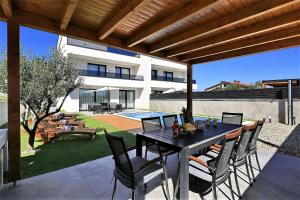 Balkón nebo terasa v ubytování Villa Frantin - Heated Pool, Sauna, Hot Tub, Activites