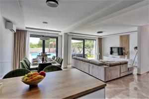 TV a/nebo společenská místnost v ubytování Villa Frantin - Heated Pool, Sauna, Hot Tub, Activites