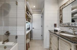 ein Badezimmer mit Waschbecken und Spiegel in der Unterkunft The Fifth - Stunning Luxury Rental in Downtown Highlands NC in Highlands + 38 Fotos