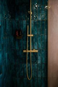 a shower with a hose in a bathroom at Family & Pet-Friendly Seaside Bungalow with Accessible Features in Minster +26 photos