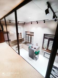 - une vue de tête sur une cuisine avec une table et des chaises dans l'établissement Двухуровневые апартаменты в ЖК Керемет на Каспийском море, à Aktau