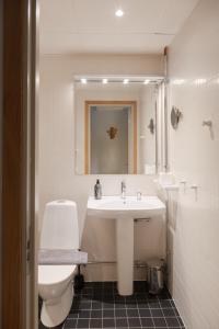 Koupelna v ubytování Hotell Valsaren + 9 fotografií