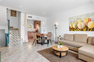 ein Wohnzimmer mit Sofa und Tisch in der Unterkunft Ruime woning aan golfbaan in Rojales
