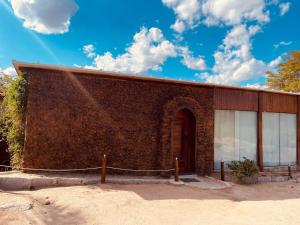 a brick building with a red brick at Chalé Pedras in Garanhuns