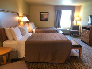 Postel nebo postele na pokoji v ubytování Aspen Suites Hotel Juneau