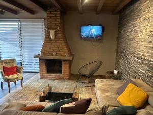 TV a/nebo společenská místnost v ubytování Cabaña El Atardecer, Mazamitla