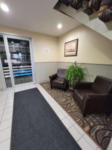 Posezení v ubytování SureStay Plus Hotel by Best Western Grand Island