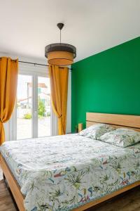La maison du Bout du Monde, Jacuzzi, Climatisation, 4 chambres, Plage à 600M et Phare à 1Km客房内的一张或多张床位