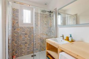 ChassironLa maison du Bout du Monde, Jacuzzi, Climatisation, 4 chambres, Plage à 600M et Phare à 1Km的带淋浴和水槽的浴室