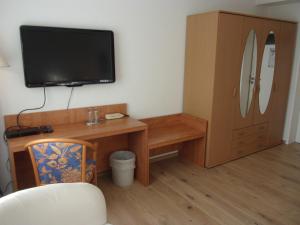 TV a/nebo společenská místnost v ubytování Hotel Fährhaus