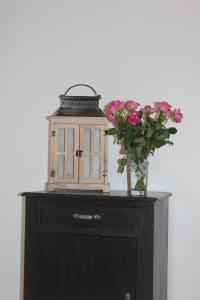 オンフルールにあるCharmante Maison De Pêcheurの灯篭と花瓶の黒い棚