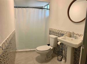 un bagno con un water, un lavandino e uno specchio di En el Malecon de Puerto Peñasco a Puerto Peñasco Altre 36 foto