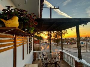 un balcone con tavolo e sedie e un tramonto di En el Malecon de Puerto Peñasco a Puerto Peñasco