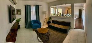 un soggiorno con divano e sedia blu di En el Malecon de Puerto Peñasco a Puerto Peñasco