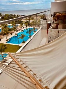 Bazén v ubytování MORROS EPIC luxury beach nebo v jeho okolí