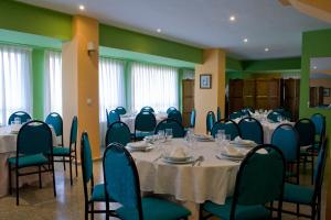 A restaurant or other place to eat at Hotel Perales