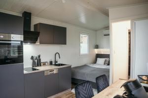 Kuchyň nebo kuchyňský kout v ubytování Luxe Tiny House incl Jacuzzi en Strandhuisje in zomerseizoen + 28 fotografií