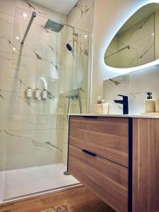 a bathroom with a shower with a glass door at Appartement cosy à Liège in Liège +34 photos