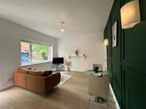 Beautiful Bungalow Awaits Your Short Term Stayにあるテレビまたはエンターテインメントセンター