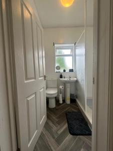 Beautiful Bungalow Awaits Your Short Term Stayにあるバスルーム +10枚の写真