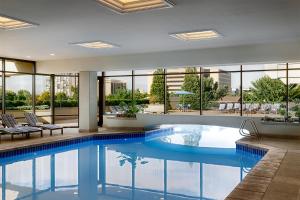 Bazén v ubytování Little America Hotel Salt Lake City nebo v jeho okolí
