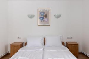 una camera con 2 letti e un letto a baldacchino sul muro di Robert Hotel a Dragobrat