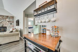 凯迪拉克Dock and Views Lake Mitchell Home in Cadillac!的厨房配有带咖啡设施的桌子