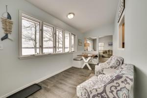 Dock and Views Lake Mitchell Home in Cadillac!的休息区