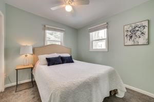 凯迪拉克Dock and Views Lake Mitchell Home in Cadillac!的卧室里有一张床，上面放着蓝色的枕头