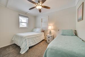 凯迪拉克Dock and Views Lake Mitchell Home in Cadillac!的带两张床和吊扇的卧室