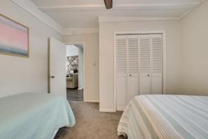 Dock and Views Lake Mitchell Home in Cadillac!客房内的一张或多张床位