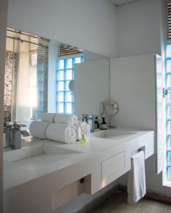 a white bathroom with a sink and a mirror at Un lugar ideal para la Feria de Cali in Cali