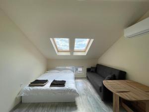 Giường trong phòng chung tại Varna Centre Apartment 2