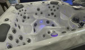 Fotografia z galérie ubytovania Grand House - Private Outdoor Jacuzzi - Sleeps 6 v Hersonissose