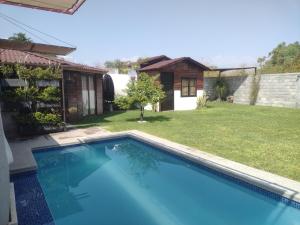 una piscina nel cortile di una casa di Aldea Xochi cabañas a Chiconcuac