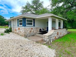 ein kleines Haus mit einer Steinmauer in der Unterkunft Lake Life Lodge Cottage by Belton Lake in Belton