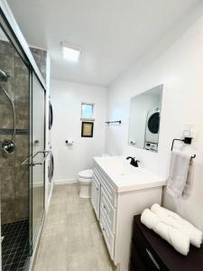 ein weißes Badezimmer mit Waschbecken und Dusche in der Unterkunft Lake Life Lodge Cottage by Belton Lake in Belton + 11 Fotos