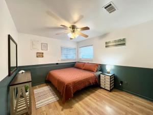 ein Schlafzimmer mit einem Bett und einem Deckenventilator in der Unterkunft Lake Life Lodge Cottage by Belton Lake in Belton
