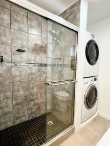 eine Dusche im Bad mit einer Waschmaschine in der Unterkunft Lake Life Lodge Cottage by Belton Lake in Belton