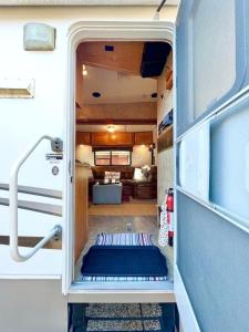 Ένα ή περισσότερα κρεβάτια σε δωμάτιο στο The Glamper Spacious 5th Wheel