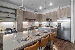 Η κουζίνα ή μικρή κουζίνα στο Lavish Escape 1Bd1Ba Pool w Golf Sim