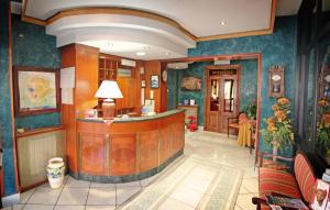 un vestíbulo con bar en una habitación de hotel en Hotel Nespolo D'Oro, en Lariano